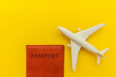 Minimal basit düz sarı trendy Modern arka planda uçak ve pasaport ile seyahat macera gezisi kavramı yatıyordu