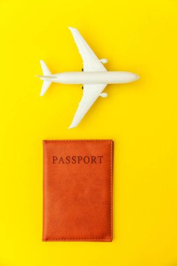 Minimal basit düz sarı trendy Modern arka planda uçak ve pasaport ile seyahat macera gezisi kavramı yatıyordu