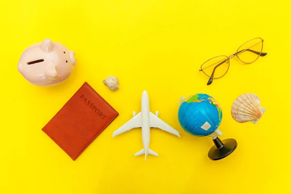 Minimalistyczny prosty płaski lay podróży przygoda koncepcja podróży na żółtym kolorowym modne nowoczesne tło — Zdjęcie stockowe