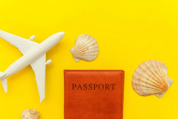 最小的简单的平面平面旅行旅行旅行旅行的概念与飞机外壳和护照在黄色时尚的现代背景 — 图库照片