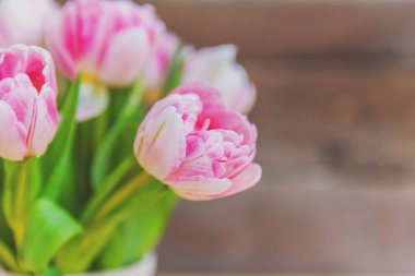 Buket taze Pembe Lale çiçek rustik Beyaz ahşap zemin üzerinde