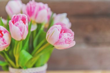 Buket taze Pembe Lale çiçek rustik Beyaz ahşap zemin üzerinde