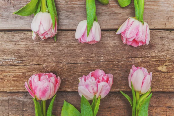 Bouquet de fleurs de tulipes roses fraîches sur fond de bois blanc rustique — Photo