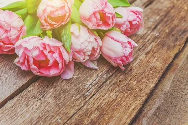 소박한 흰색 나무 바탕에 신선한 분홍색 튤립 꽃의 꽃다발 — 스톡 사진
