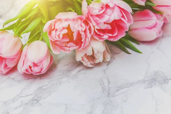 Букет з свіжих рожевих тюльпанів на мармуровому фоні — стокове фото