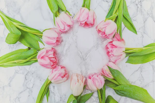 Букет з свіжих рожевих тюльпанів на мармуровому фоні — стокове фото