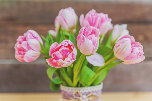 Buquê de flores de tulipas rosa frescas em fundo de madeira branca rústica — Fotografia de Stock