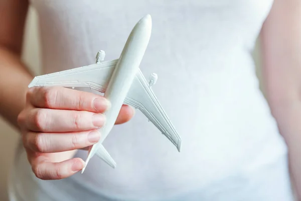 Kobiece kobieta ręce trzymając małą zabawkę modelu samolotu — Zdjęcie stockowe