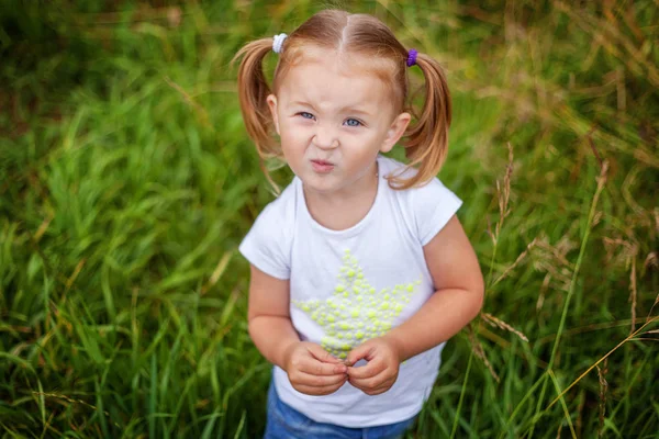 Portrait d'heureuse petite fille mignonne en plein air. Kid palying dans le parc, jardin, forêt de fées — Photo