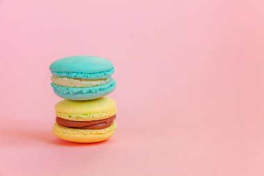 Mavi ve sarı macaron pembe bir arka plan üzerinde