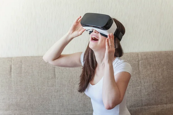 Sorria jovem usando óculos realidade virtual VR capacete headset em casa — Fotografia de Stock