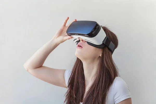 Sorria jovem vestindo usando realidade virtual óculos VR capacete headset no fundo branco — Fotografia de Stock
