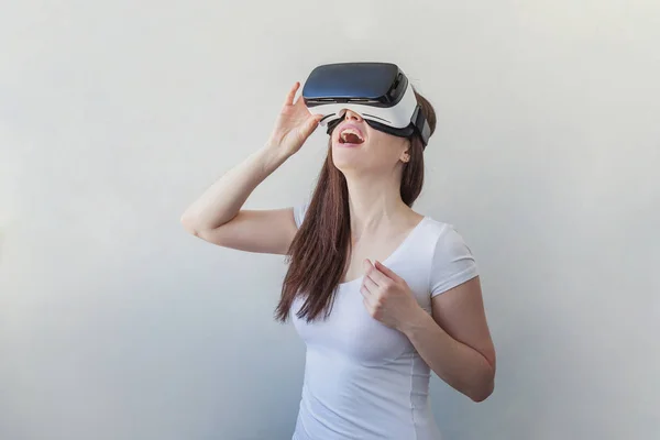 Sorria jovem vestindo usando realidade virtual óculos VR capacete headset no fundo branco — Fotografia de Stock