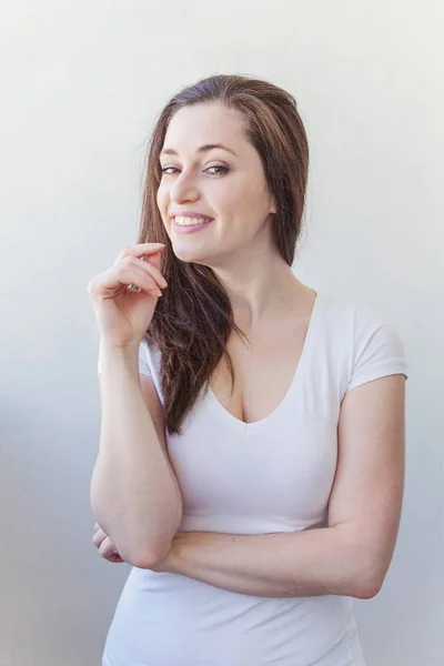 Beleza retrato jovem feliz positivo morena mulher com cabelos longos no fundo branco isolado — Fotografia de Stock