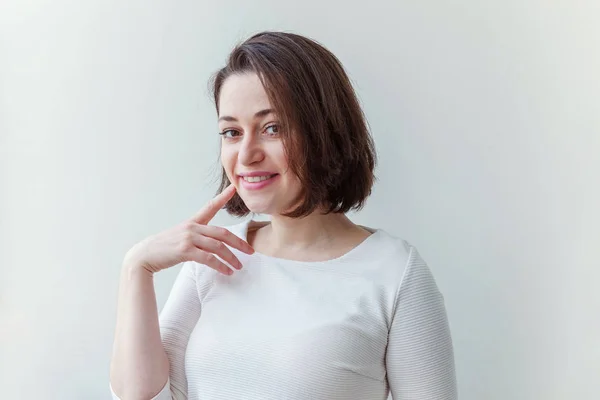 Beleza retrato jovem feliz positivo morena mulher no fundo branco isolado — Fotografia de Stock