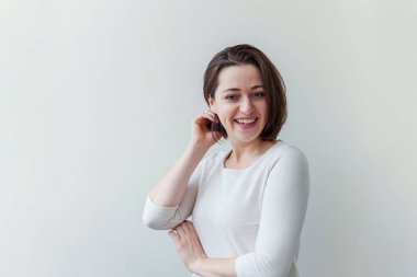 Güzellik genç mutlu pozitif esmer kadın portre izole beyaz arka plan üzerinde