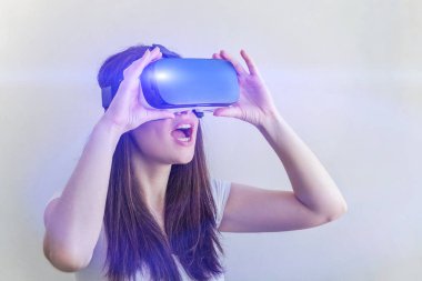 VR kulaklık kullanan kadın