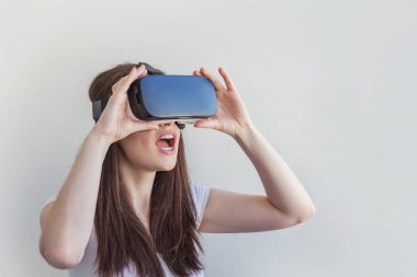 VR kulaklık kullanan kadın