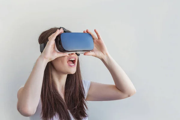 Mujer usando auriculares vr — Foto de Stock