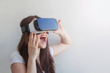 VR kulaklık kullanan kadın