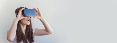VR kulaklık kullanan kadın