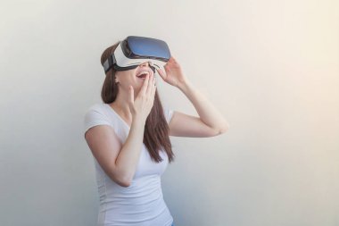 VR kulaklık kullanan kadın
