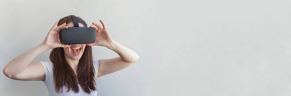 Mulher usando fones de ouvido vr — Fotografia de Stock