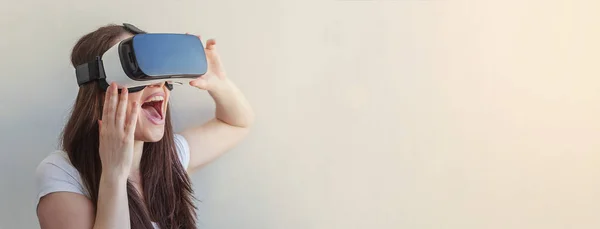 Mulher usando fones de ouvido vr — Fotografia de Stock