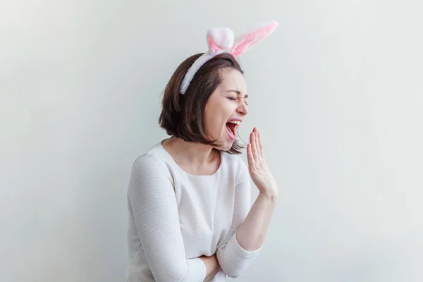 Feliz Natal de Páscoa conceito de primavera celebração. Jovem mulher vestindo orelhas de coelho no dia de Páscoa isolado no fundo branco — Fotografia de Stock