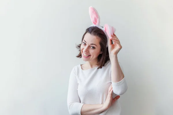 Buone vacanze di Pasqua concetto primavera celebrazione. Giovane donna che indossa orecchie di coniglio il giorno di Pasqua isolato su sfondo bianco — Foto Stock
