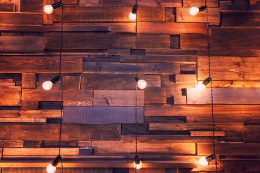 Ahşap plakalar lambaları arka plan ile. Altın ışıkları ile iç odası dekore edilmiş