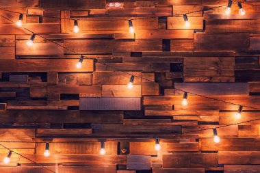 Ahşap plakalar lambaları arka plan ile. Altın ışıkları ile iç odası dekore edilmiş