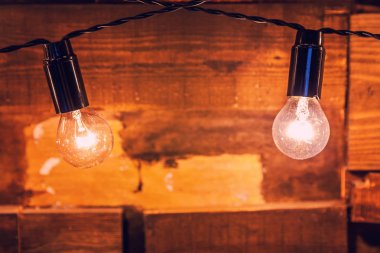 Ahşap plakalar lambaları arka plan ile. Altın ışıkları ile iç odası dekore edilmiş