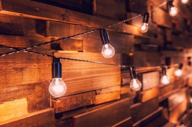 Ahşap plakalar lambaları arka plan ile. Altın ışıkları ile iç odası dekore edilmiş