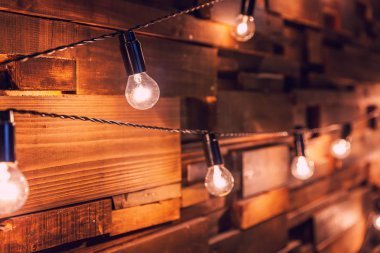 Ahşap plakalar lambaları arka plan ile. Altın ışıkları ile iç odası dekore edilmiş