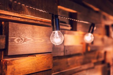 Ahşap plakalar lambaları arka plan ile. Altın ışıkları ile iç odası dekore edilmiş