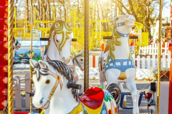 ビンテージ飛行馬メリーゴーランド遊園地でホリデー パークします。 — ストック編集用写真©Luljo#253468958 ビンテージ飛行馬メリーゴーランド遊園地でホリデー パークします。 — ストック編集用写真©Luljo#253468958
