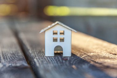Ahşap arka plan beyaz oyuncak model evde minyatür. Eko Köyü, çevre arka plan
