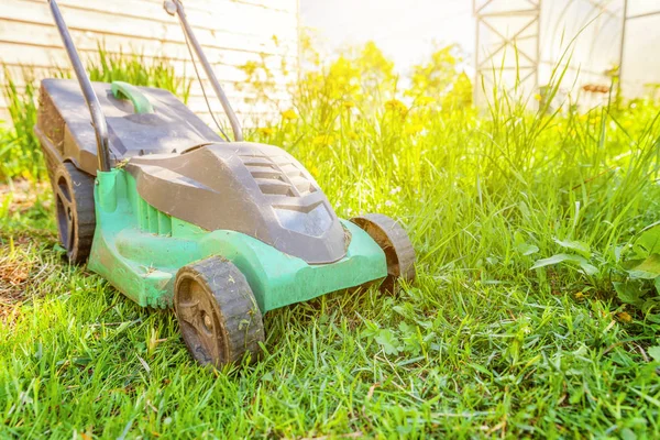 Çim biçme makinesi arka bahçesinde yeşil çim kesme — Stok fotoğraf