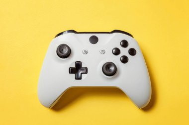 Sarı arka planda beyaz joystick. Bilgisayar oyun rekabet videooyunu kontrol çatışma kavramı