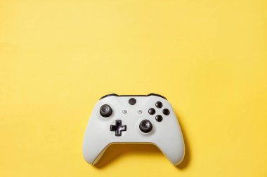 Sarı arka planda beyaz joystick. Bilgisayar oyun rekabet videooyunu kontrol çatışma kavramı