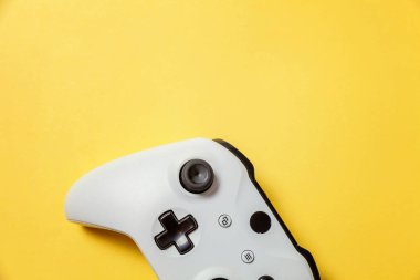 Sarı arka planda beyaz joystick. Bilgisayar oyun rekabet videooyunu kontrol çatışma kavramı