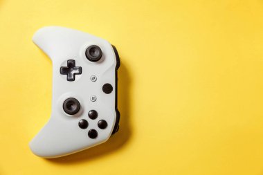 Sarı arka planda beyaz joystick. Bilgisayar oyun rekabet videooyunu kontrol çatışma kavramı