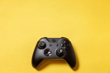 Sarı arka planda siyah joystick. Bilgisayar oyun Yarışması videogame kontrol çatışma kavramı