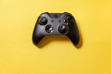 Sarı arka planda siyah joystick. Bilgisayar oyun Yarışması videogame kontrol çatışma kavramı