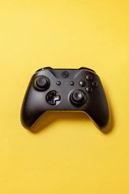 Sarı arka planda siyah joystick. Bilgisayar oyun Yarışması videogame kontrol çatışma kavramı
