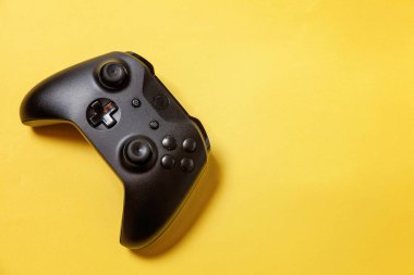 Sarı arka planda siyah joystick. Bilgisayar oyun Yarışması videogame kontrol çatışma kavramı