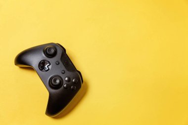 Sarı arka planda siyah joystick. Bilgisayar oyun Yarışması videogame kontrol çatışma kavramı