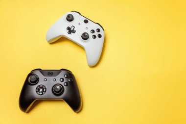 Sarı arka planda beyaz ve siyah iki joystick. Bilgisayar oyun Yarışması videogame kontrol çatışma kavramı