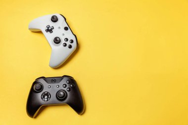 Sarı arka planda beyaz ve siyah iki joystick. Bilgisayar oyun Yarışması videogame kontrol çatışma kavramı